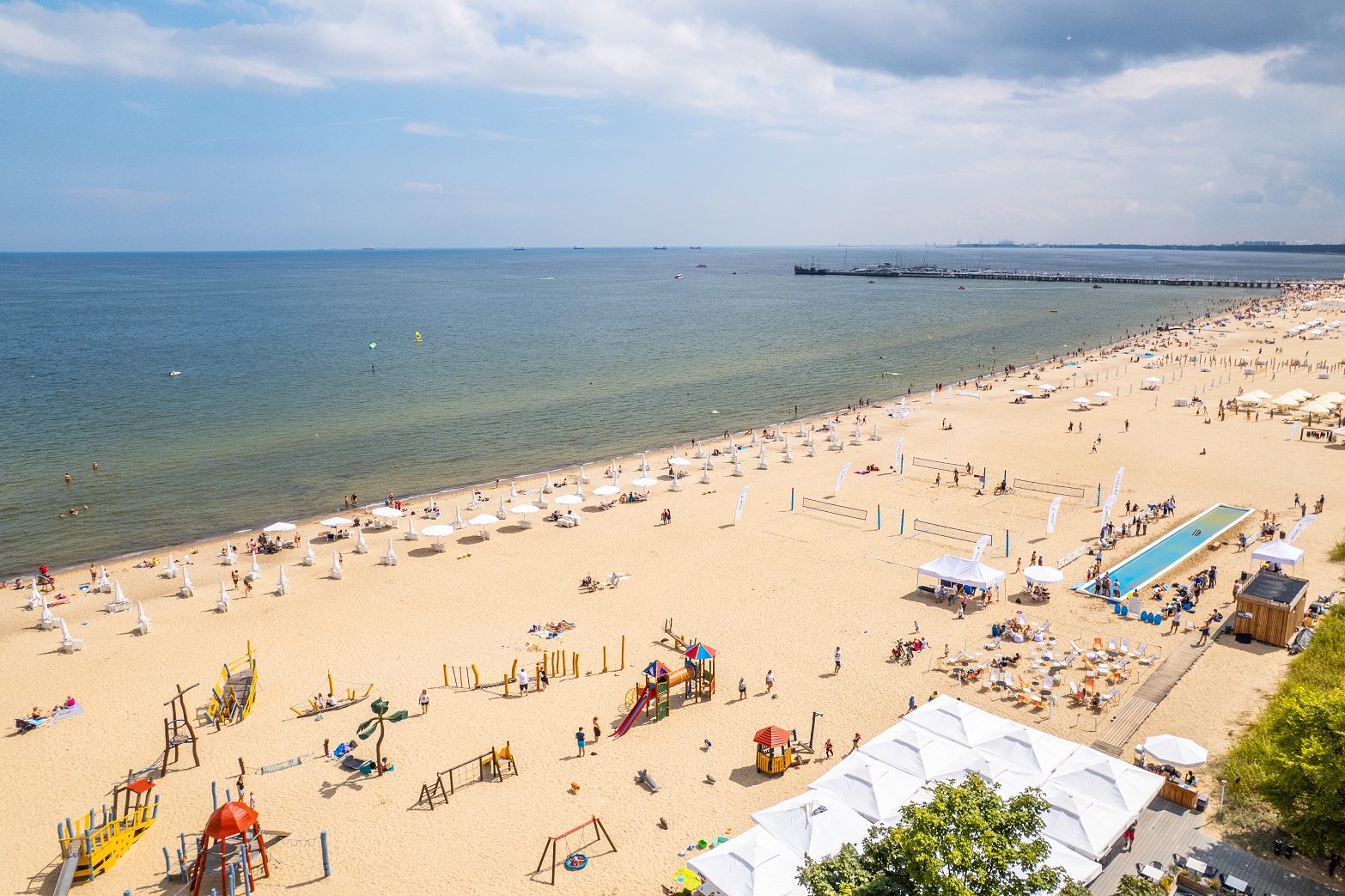 Ponad 10 000 m² plaży z bezpośrednim dostępem do morza