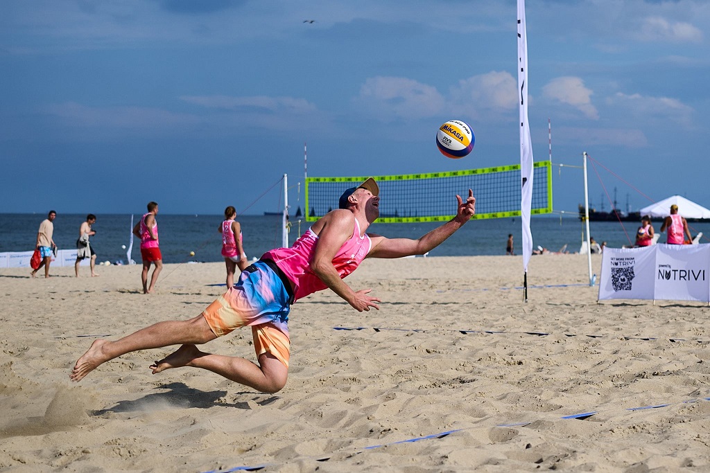 Strefa sportowa: siatkówka, beach tenis i tor skimboardowy