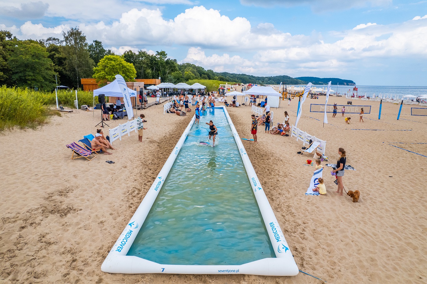 Strefa chillout z leżakami i parasolami przy barze M15