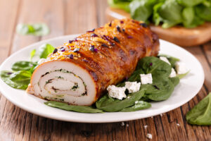 CATERING WIELKANOCNY - ROLADA Z INDYKA ZE SZPINAKIEM I FETĄ